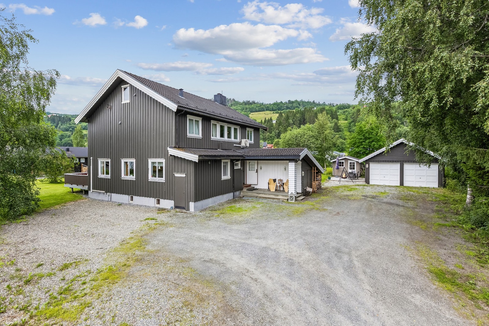 Gårdsplass med gode parkeringsmuligheter. Galleribilde