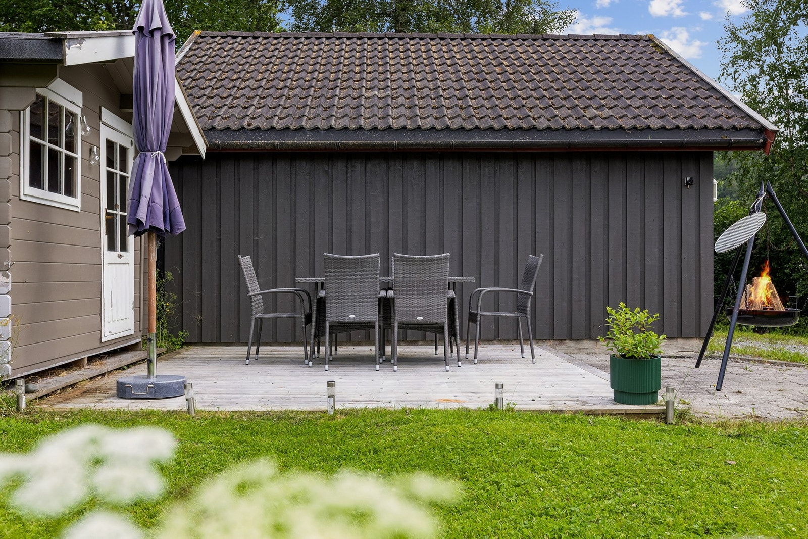 Uteplassen gir mulighet for flere sitte- og aktivitetssoner. Galleribilde
