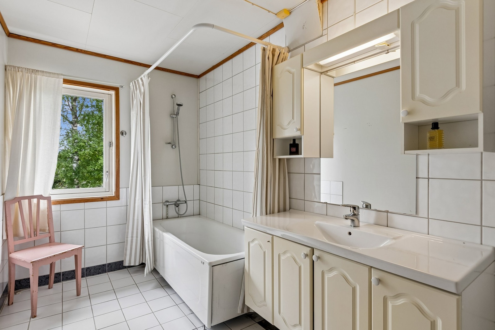Bad i andre etasje med badekar og servantinnredning. Galleribilde