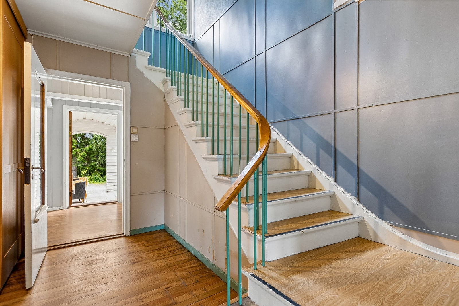 Entré og trappegang med adkomst til boligens øvrige etasjer. Galleribilde