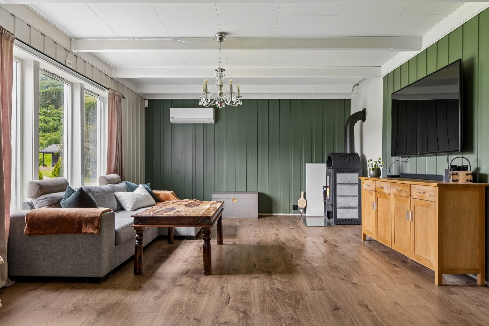 Stuen har varmepumpe og flere muligheter for møblering. Galleribilde