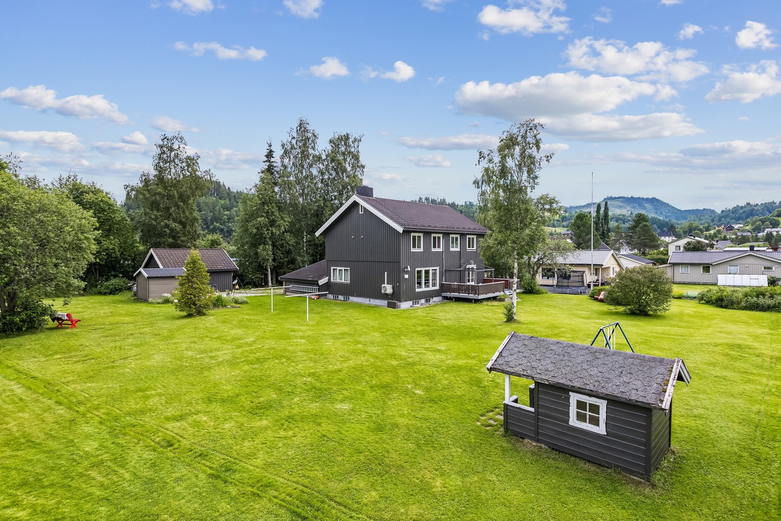 Eiendommen har romslige utearealer. Galleribilde