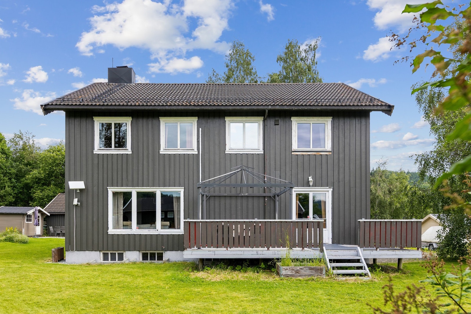 Boligen er oppført i 1948 og har stående trekledning. Galleribilde