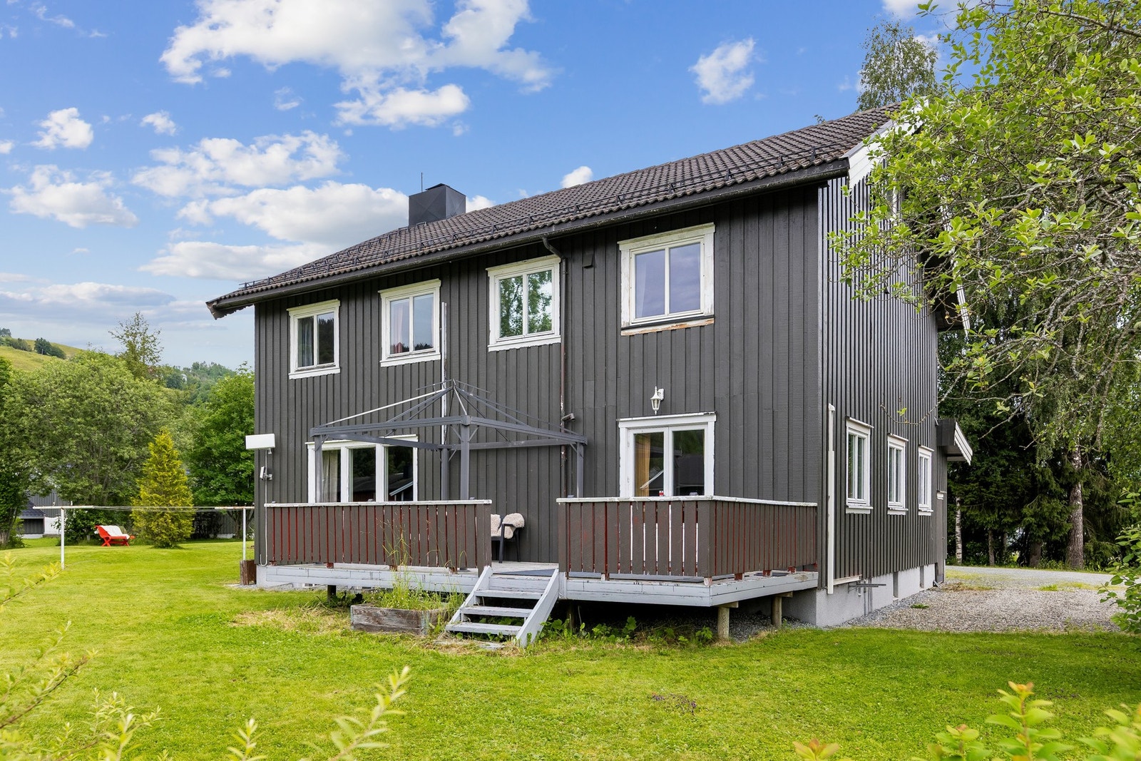 Veranda og plenareal på baksiden av boligen. Galleribilde