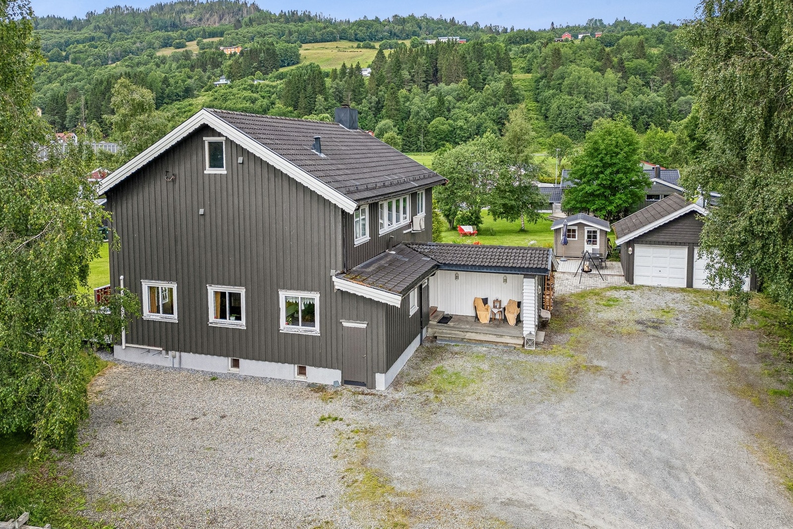 Eiendommen har garasje på ca. 34 m². Galleribilde