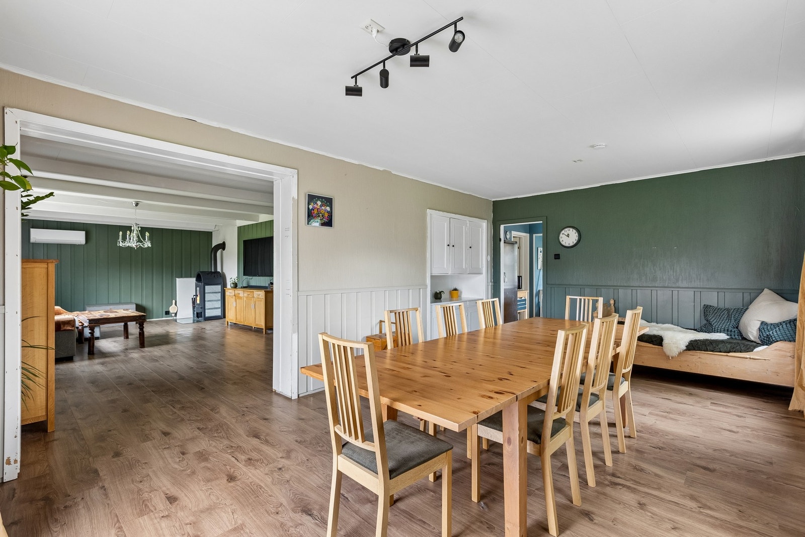 Spisestue med god plass til langbord. Galleribilde