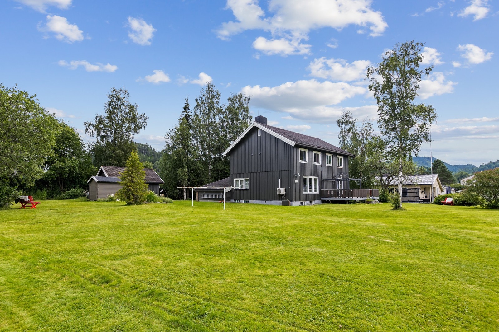 Eiendommen har en eiet tomt på 1 188 m² med plen og beplantning. Galleribilde