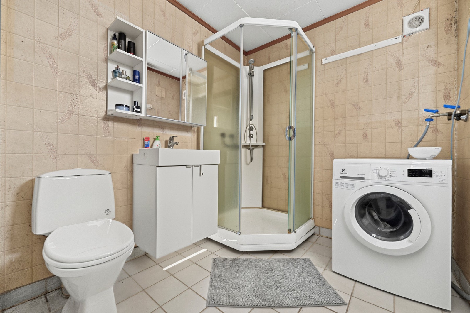 Bad med wc, dusjkabinett, baderomsinnredning med nedfelt servant og opplegg får vaskemaskin Galleribilde
