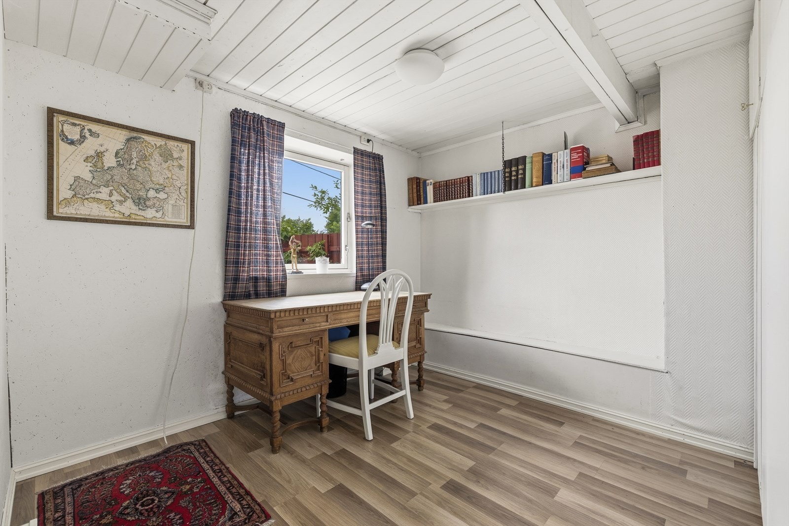 Kontor med naturlig lysinnslipp. Rommet egner seg godt som hjemmekontor eller hobbyrom. Det er oppbevaringsmuligheter i plassbygd skap Galleribilde