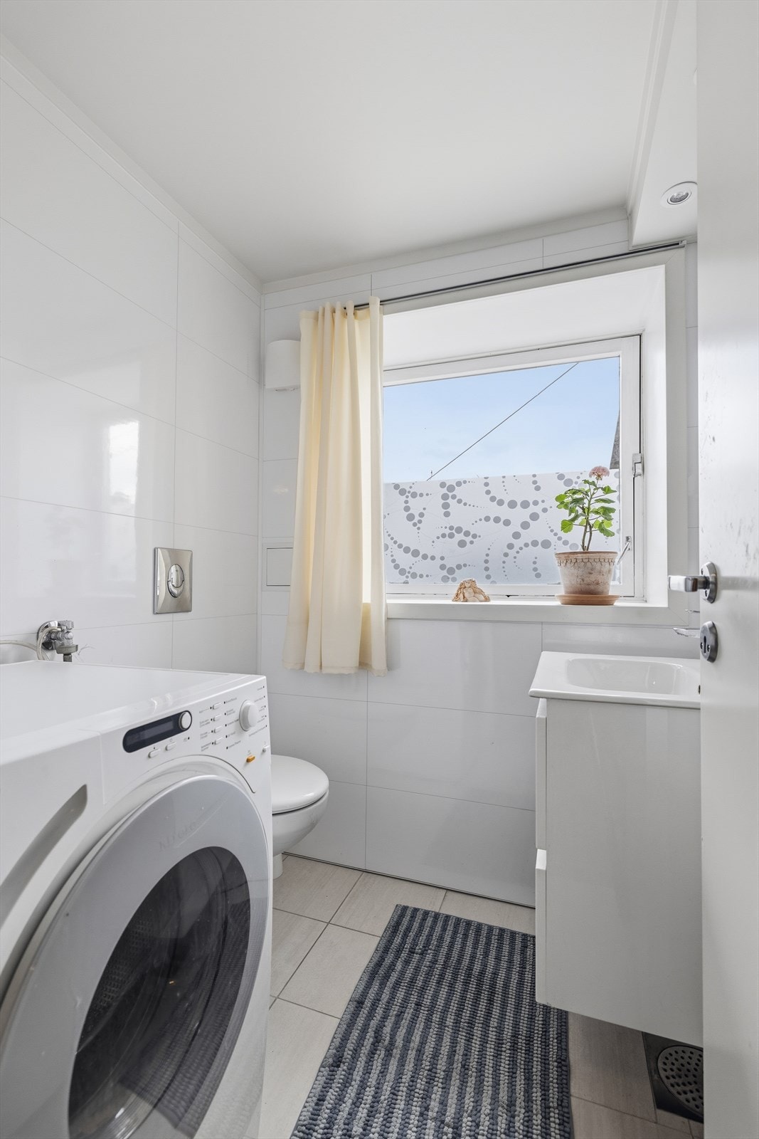 Pent flislagt baderom som ble renovert i 2023 med elektriske varmekabler i gulv. Badet har opplegg og plass til vaskemaskin Galleribilde