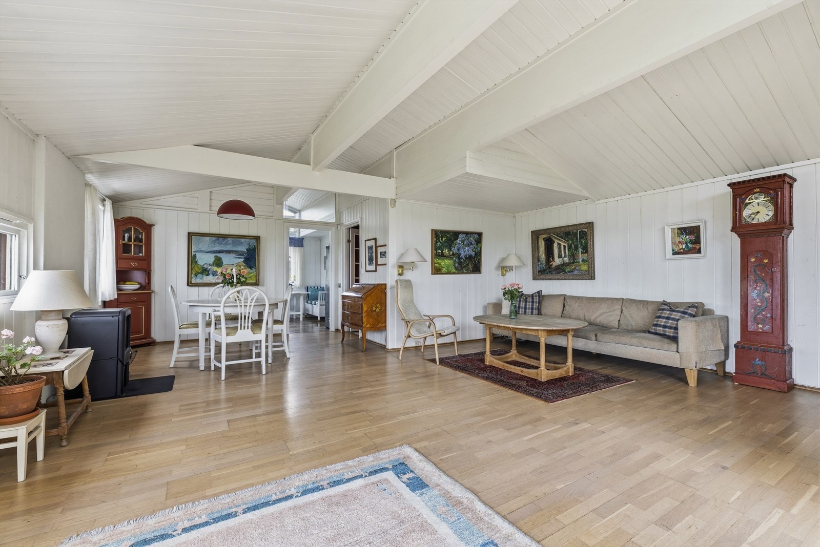 Stuen er delt inn i flere soner og har gode møbleringsmuligheter. Perfekt for både hverdagsliv og sosiale sammenkomster Galleribilde