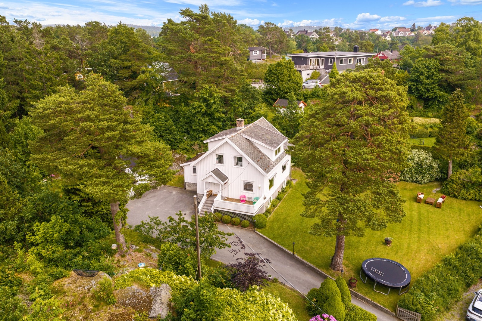 Huset ligger på en romslig tomt på Natvig/Nedenes på ca 1.450 kvm, i tillegg til utviklingstomt i forlengelse av eiendommen Galleribilde