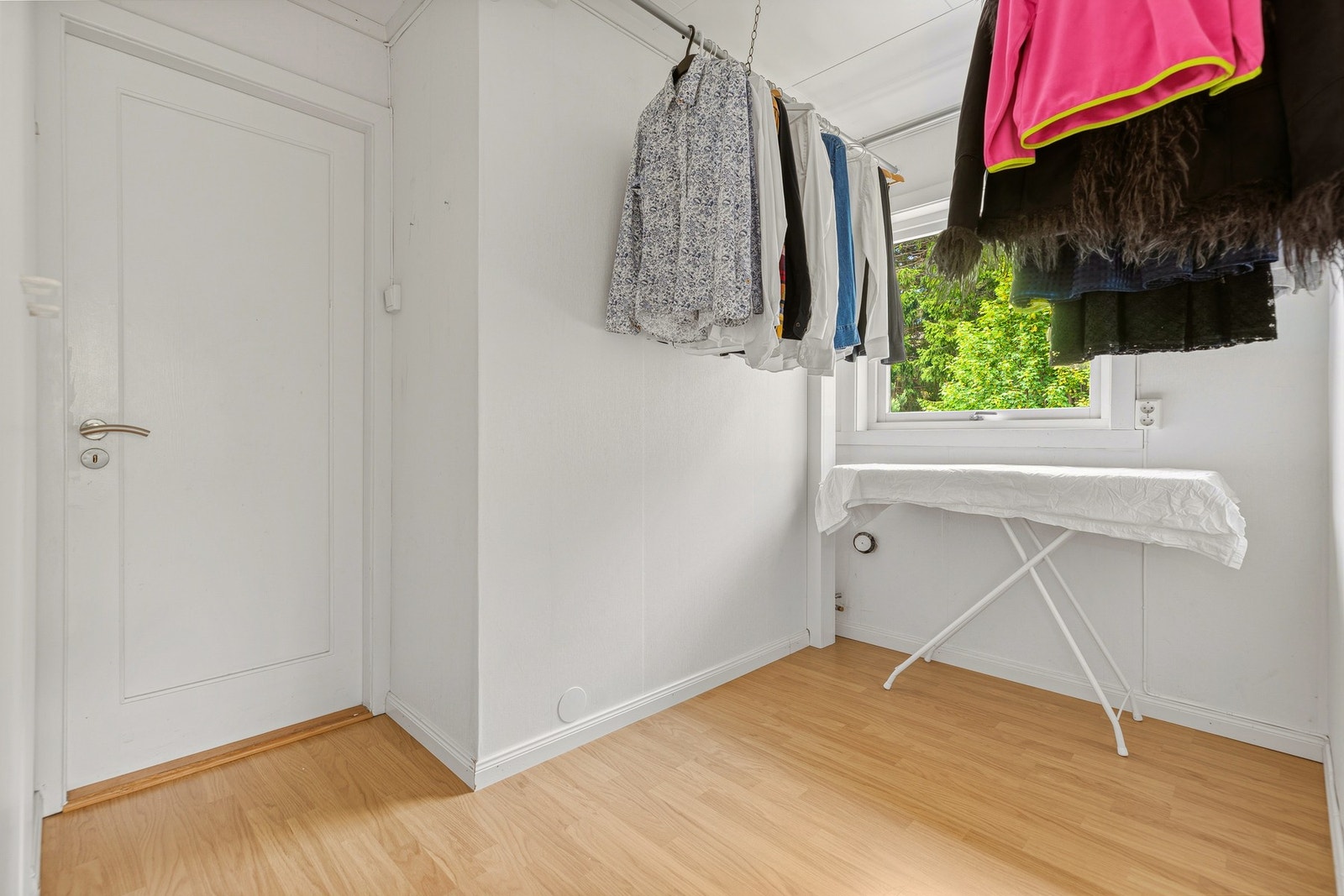 Denne gangen passer fint til hjemmekontor eller kanskje som walk-in-closet? Galleribilde