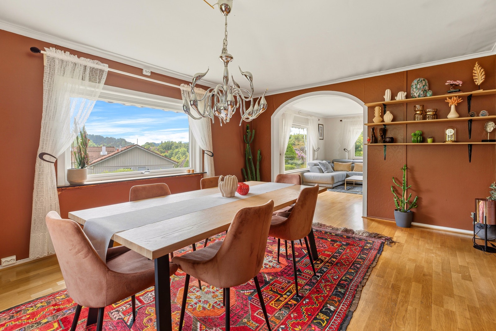 Stor spisestue med god plass til langbord Galleribilde