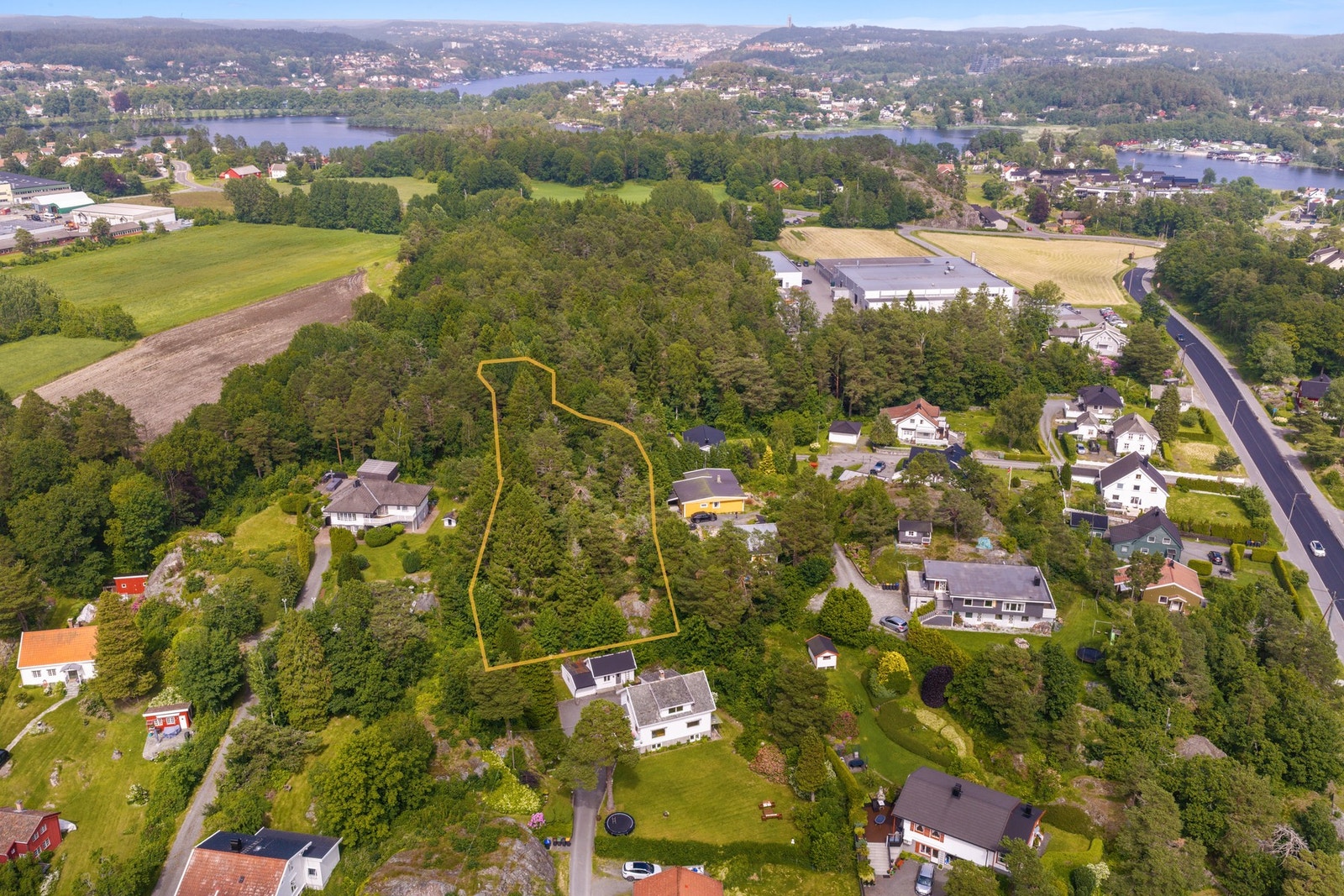 Med i salget er bnr 61 med godkjent reguleringsplan for 3 boliger (én med utleiedel). Grenser er fritegnet omtrentlig for å illustrere området, nøyaktig avgrensning ser du på neste bilde Galleribilde