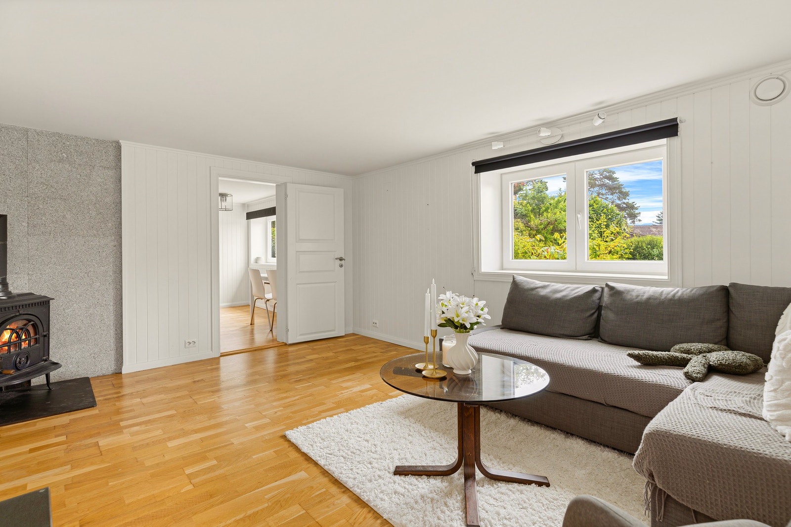 Hyggelig stue med vedovn Galleribilde
