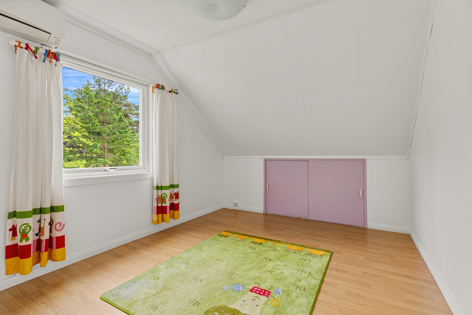 Soverom 2 med lagringsplass i knevegg Galleribilde