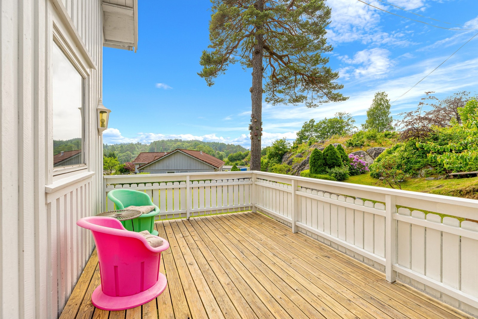 Solrik terrasse ved inngangspartiet, på vestsiden av huset Galleribilde