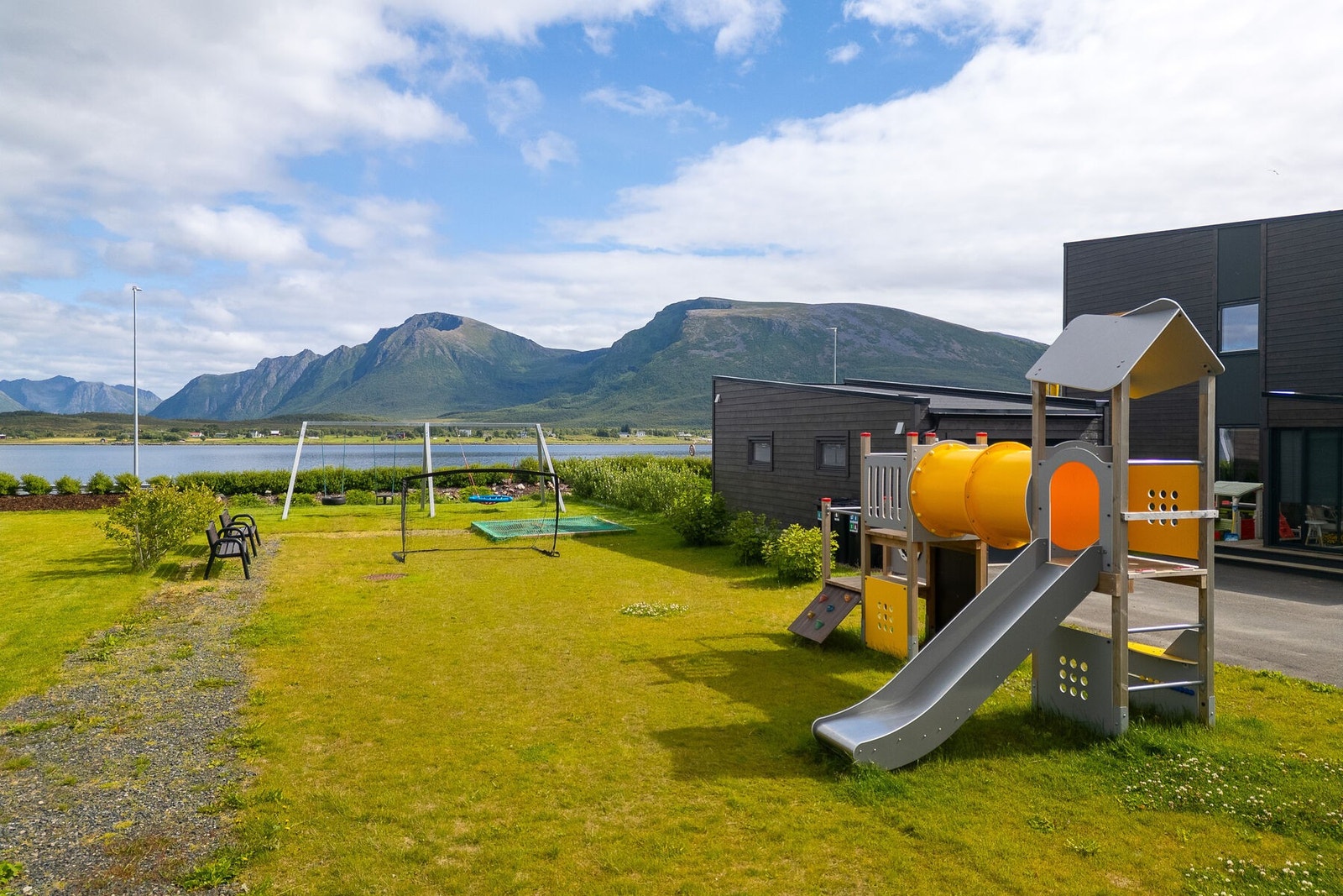 Felles lekeplass for barna i nabolaget. Galleribilde