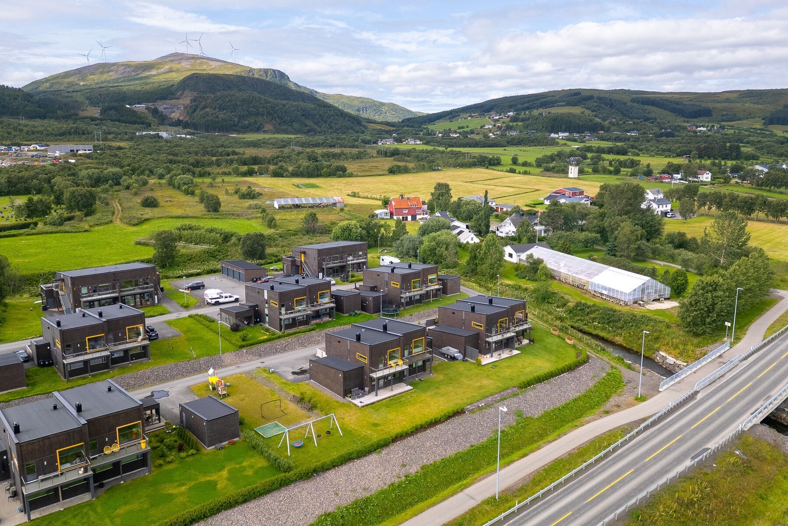 Boligen ligger i et nyere og attraktivt boligområde like nord for Sortland sentrum. Galleribilde