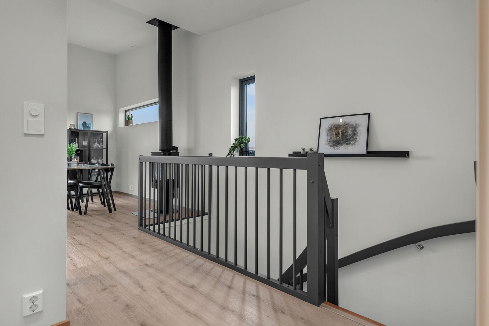 Trappen leder opp til boligens hovedetasje med stue, kjøkken og hovedsoverom. Galleribilde