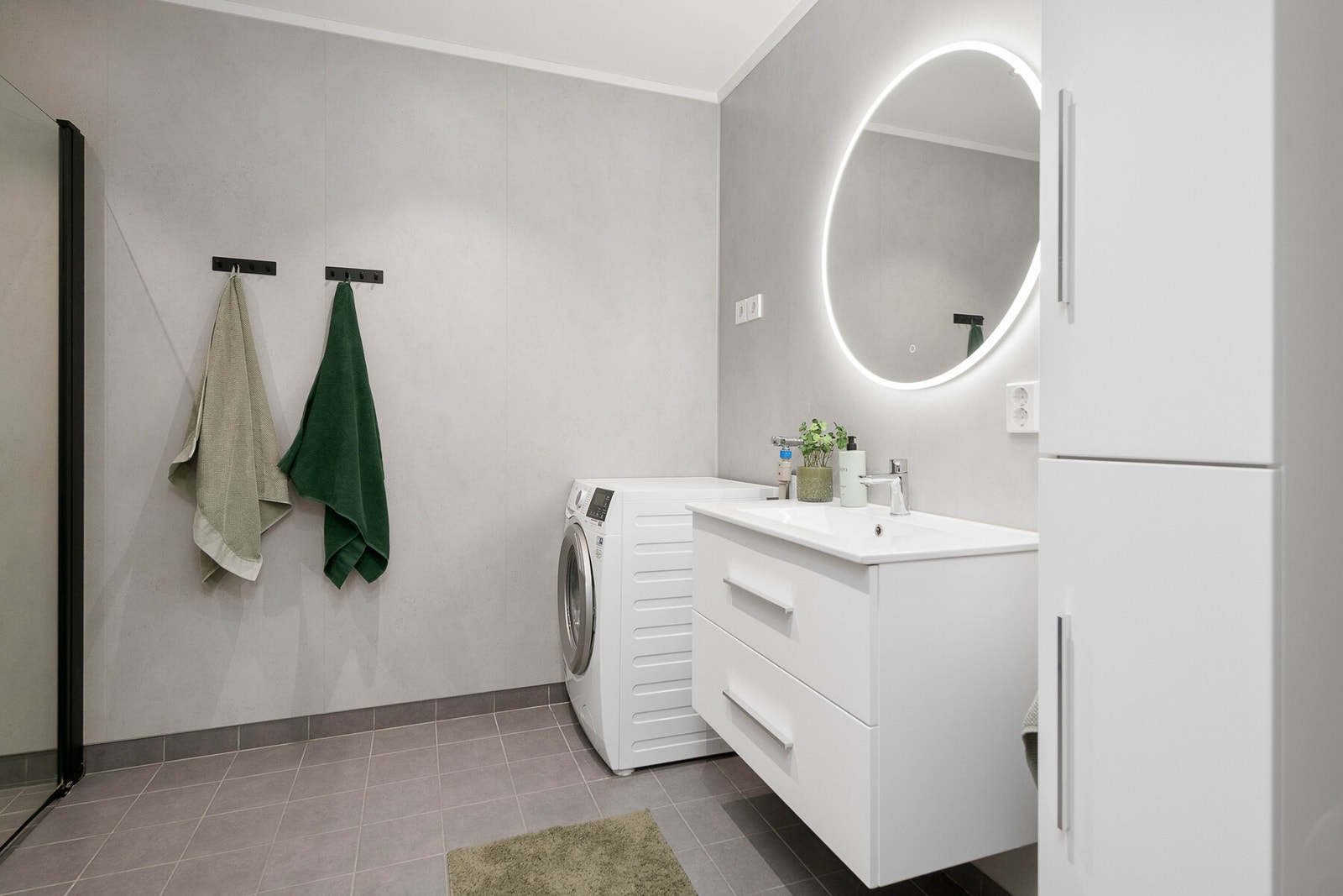 Lekkert og moderne bad/vaskerom med varme i gulvet. Galleribilde