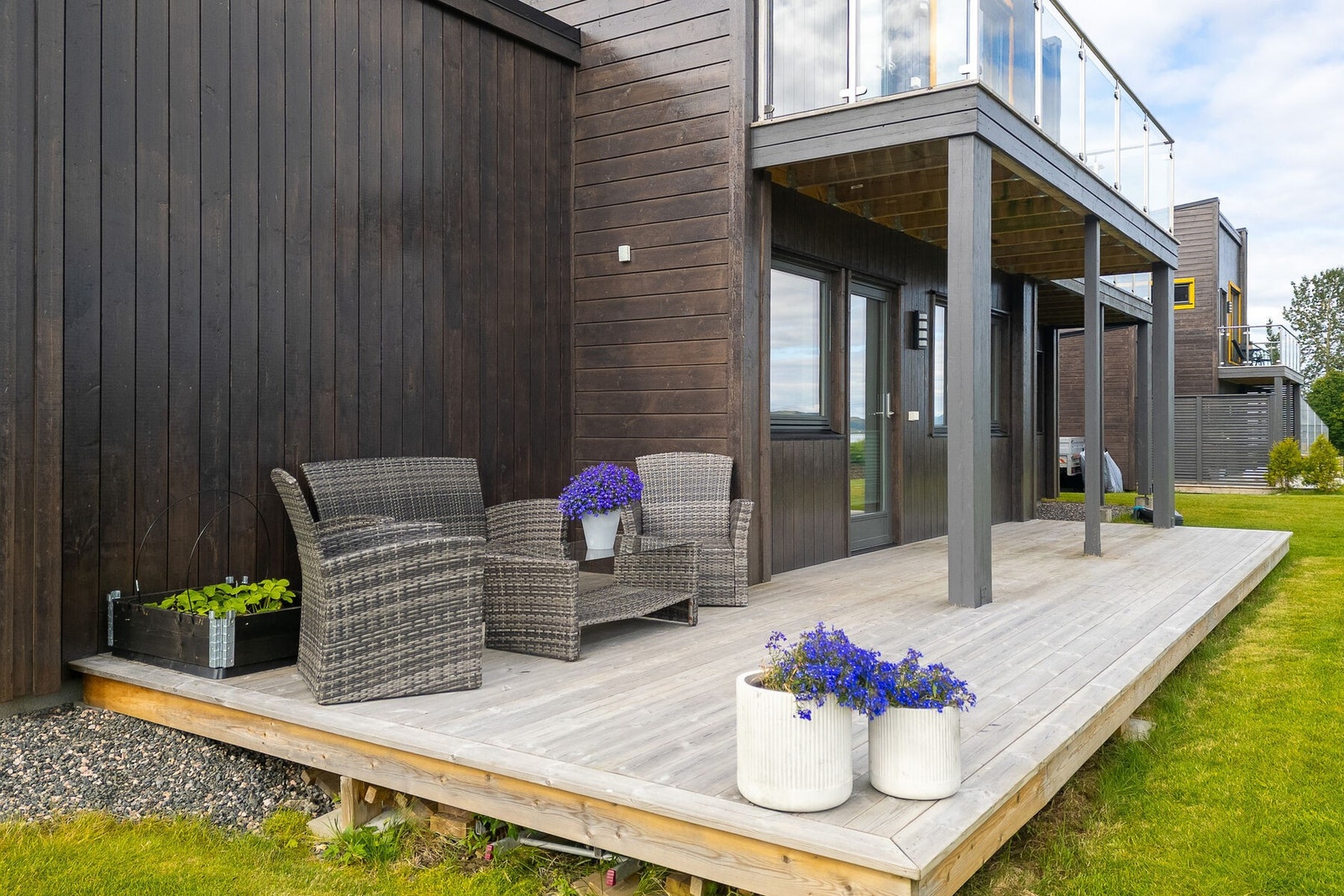 Den store markterrassen har god plass til utemøbler og plantekasser. Galleribilde