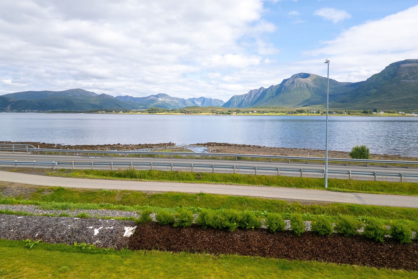 Utsikt mot fjorden og fjellene i det fjerne. Galleribilde