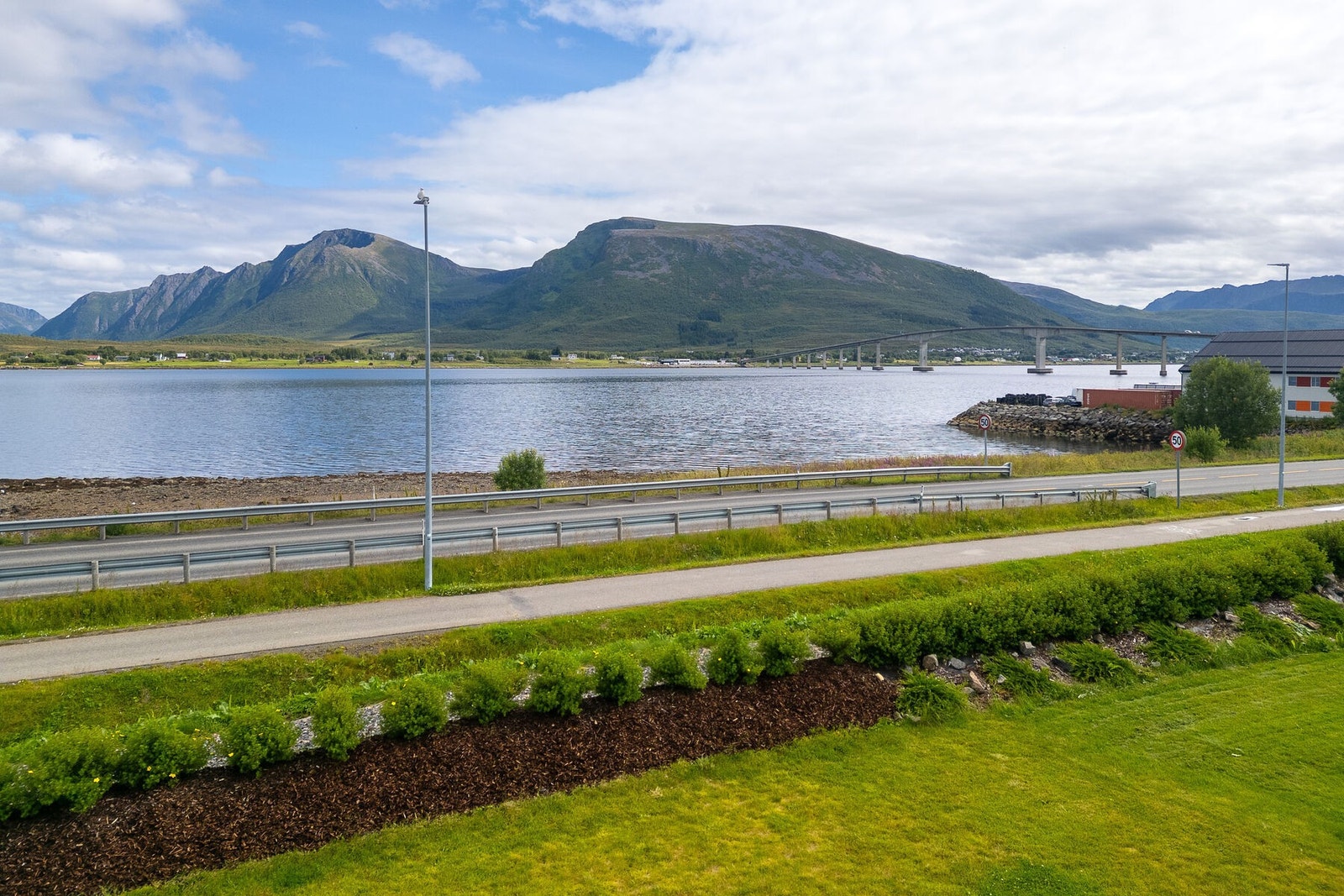 Fra eiendommen ser man over til Sortlandsbrua. Galleribilde