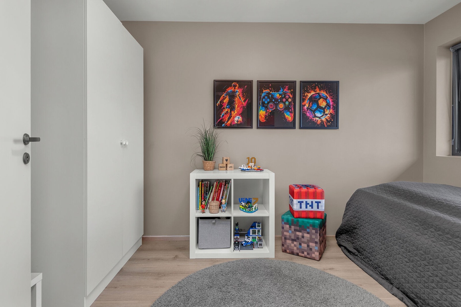 Gjennomgående laminatgulv i boligens oppholdsrom og soverom. Galleribilde