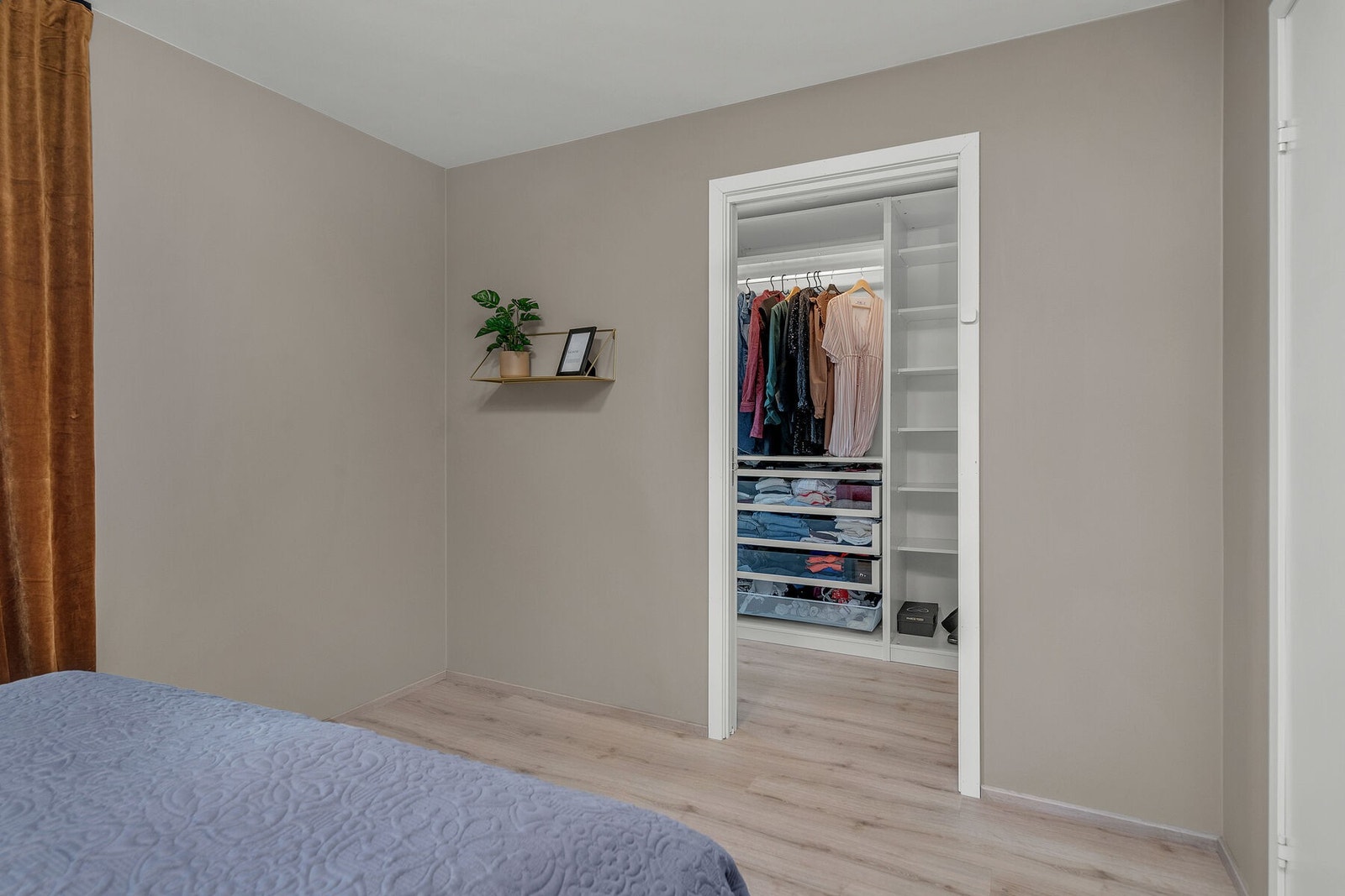 Fra soverommet er det direkte inngang til en praktisk walk-in-garderobe. Galleribilde