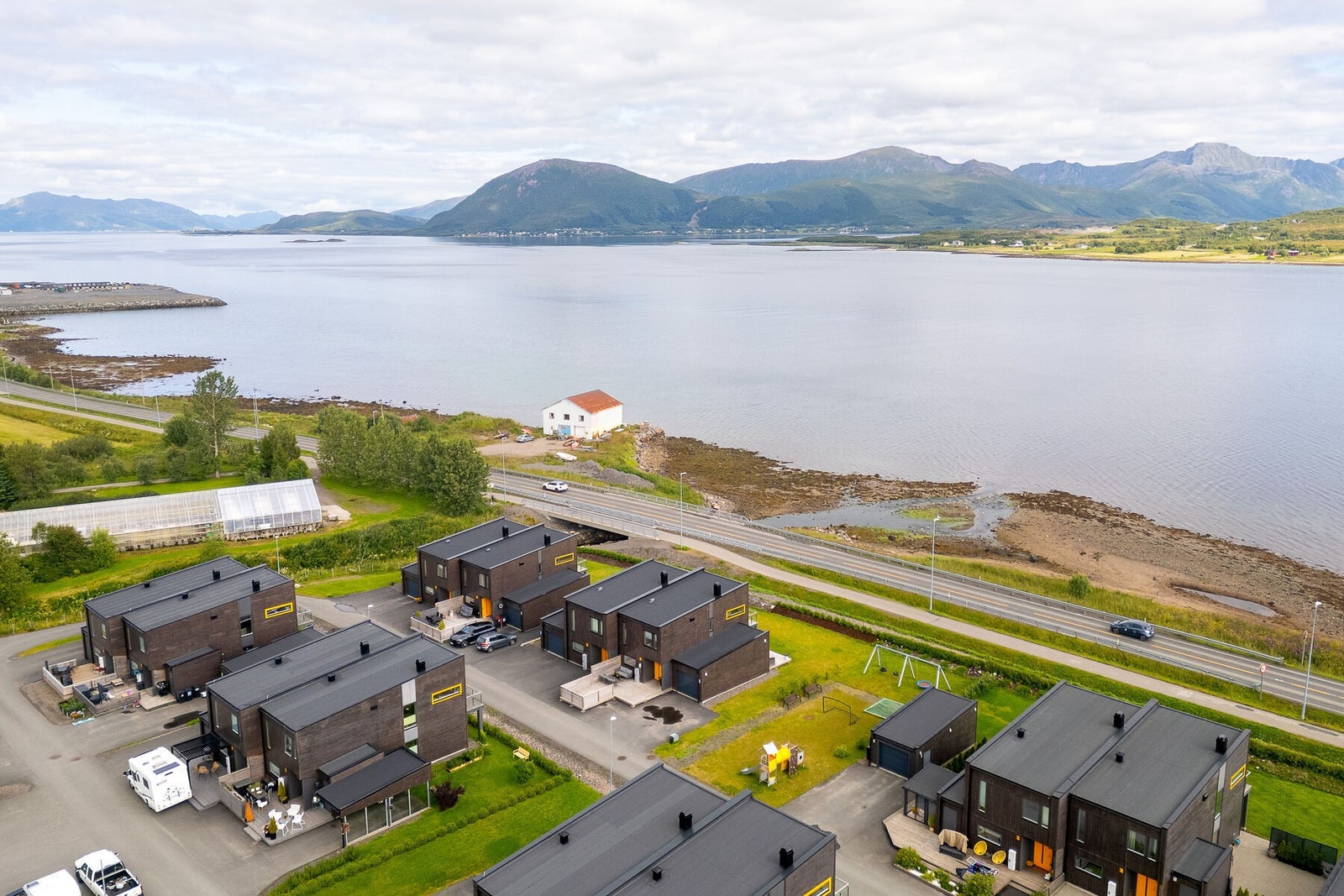 Eiendommen har en flott beliggenhet med umiddelbar nærhet til sjøen. Galleribilde