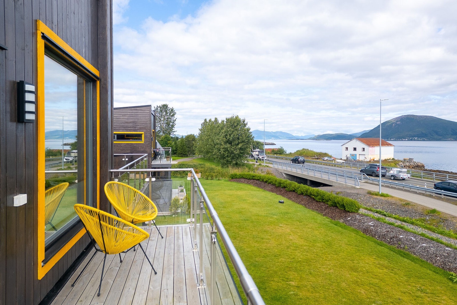Fra balkongen har du utsikt over nærområdet og fjorden. Galleribilde