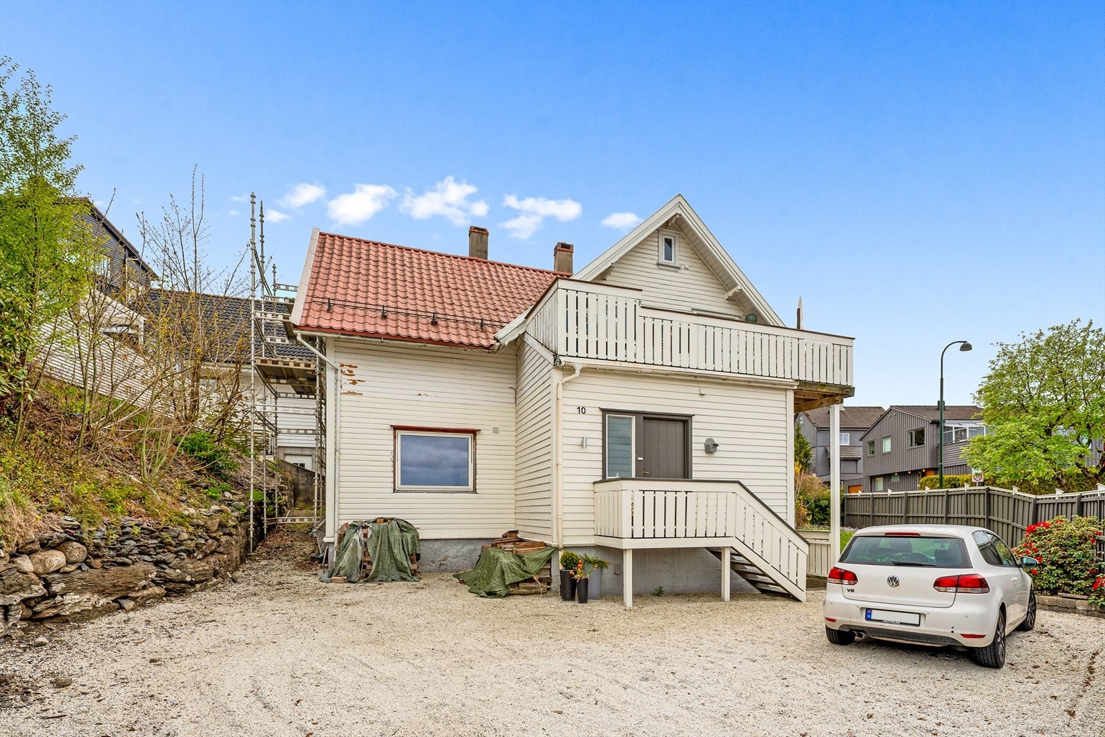 Felles eiet tomt med opparbeidet hage og gårdsrom, samt gode parkeringsmuligheter på eiendommen for begge seksjonene. Galleribilde