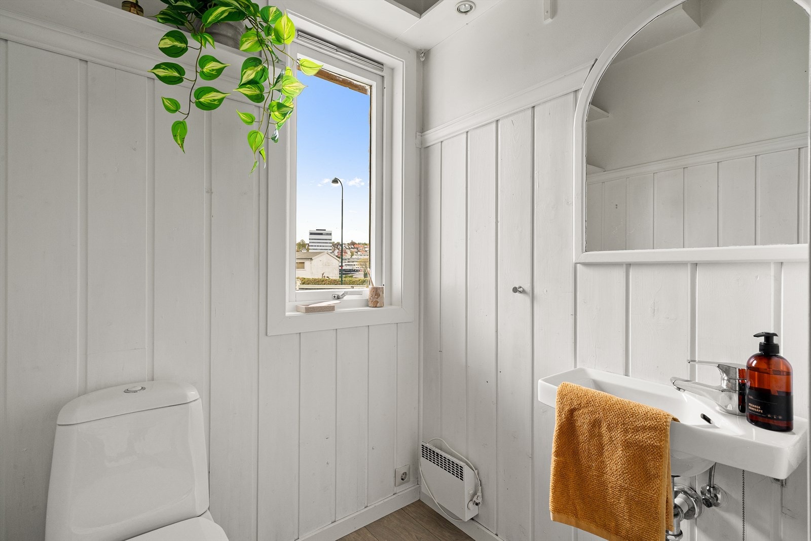 Toalettrom innredet med vask og toalett. Galleribilde