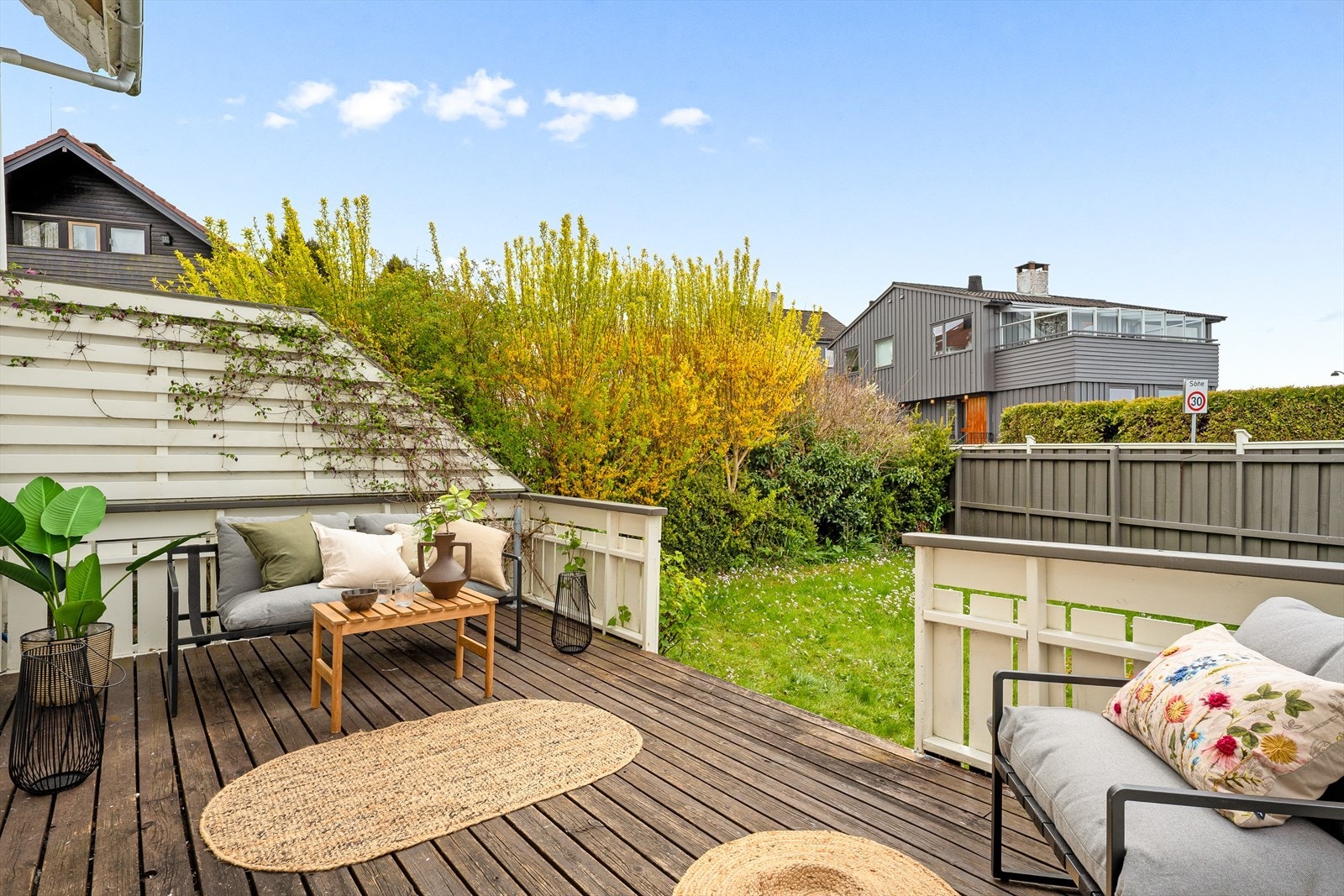 Privat terrasse og felles hage som ligger sørvestvendt med ypperlige solforhold og luftig utsikt. Galleribilde