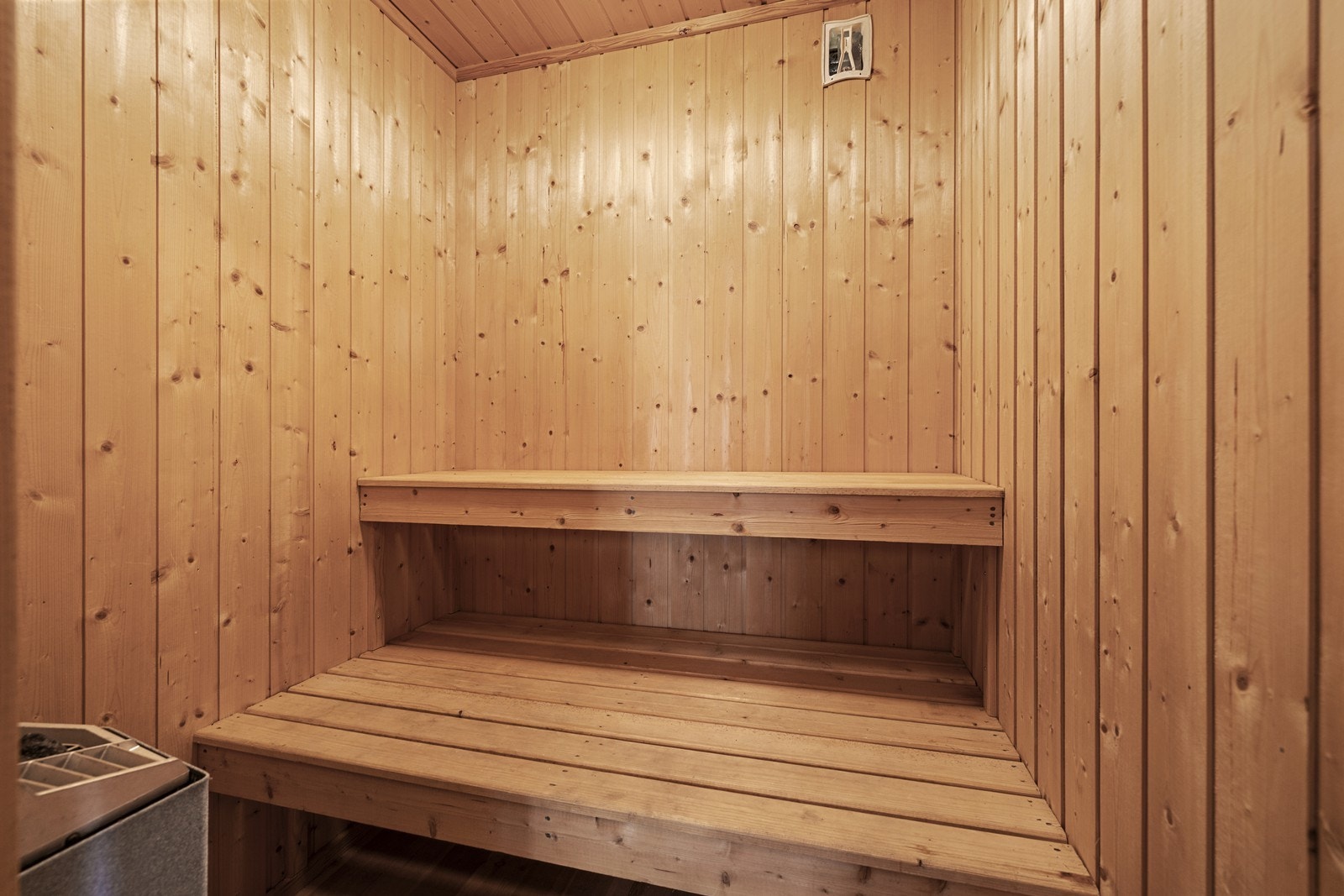 Egen plassbygd badstue med benker og badstuovn. Galleribilde