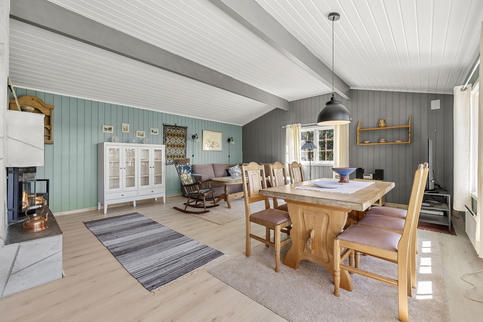 Stuen har plass til både en romslig sofagruppe og spisegruppe. Galleribilde