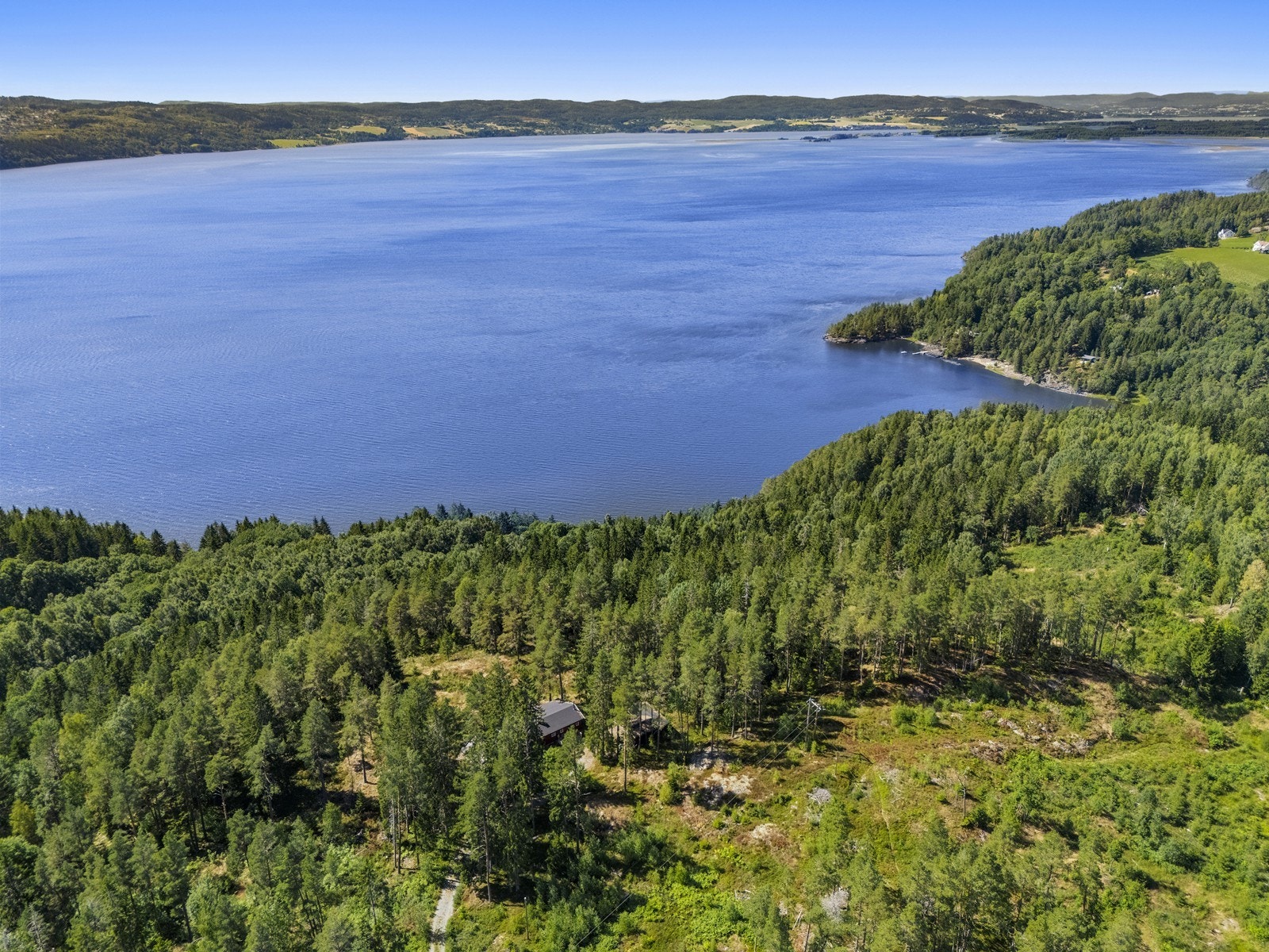 I sommerhalvåret er det flere fine badeplasser i området langs sjøen. Galleribilde