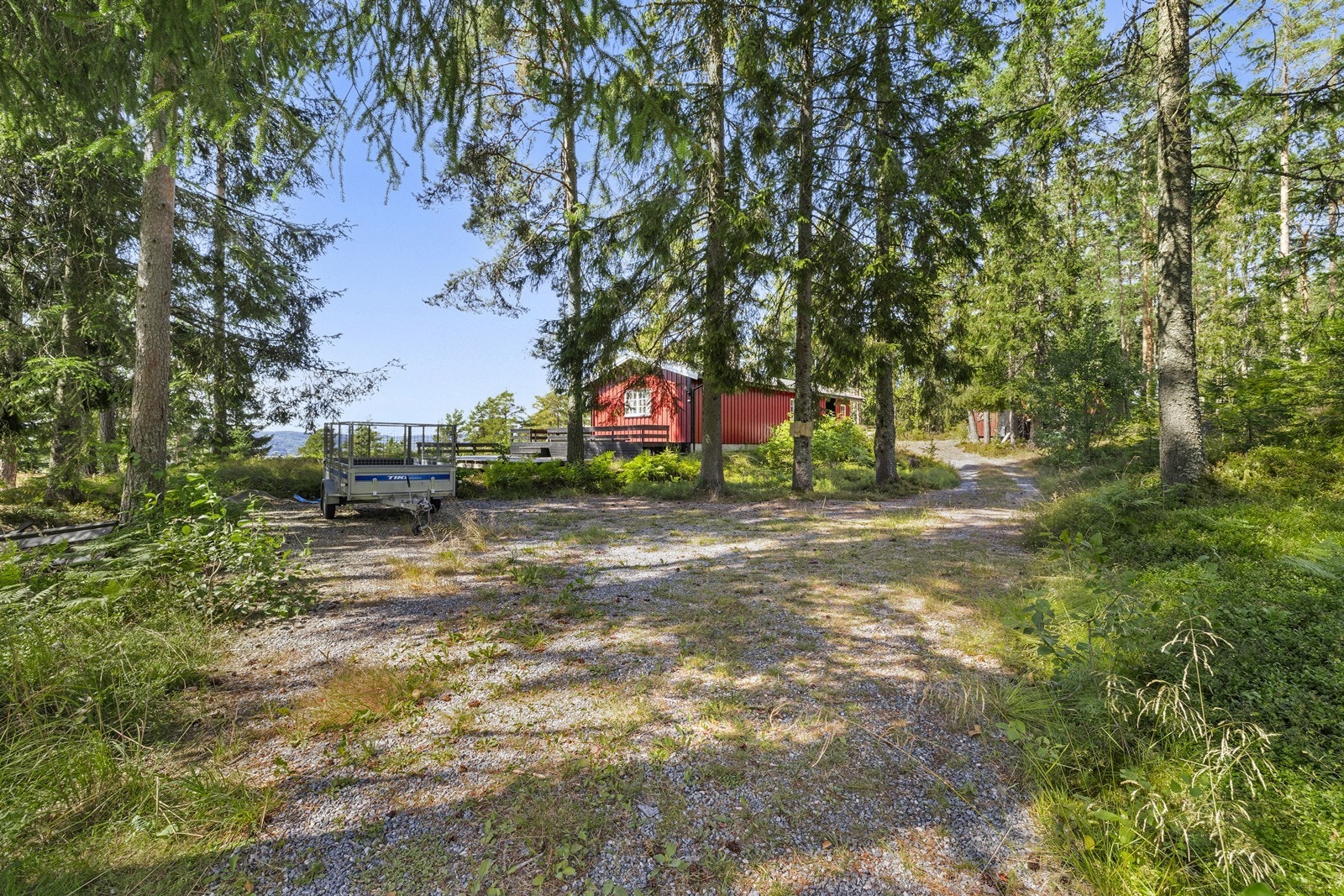 Eiendommen har adkomst via privat vei. God plass til parkering på egen tomt. Galleribilde