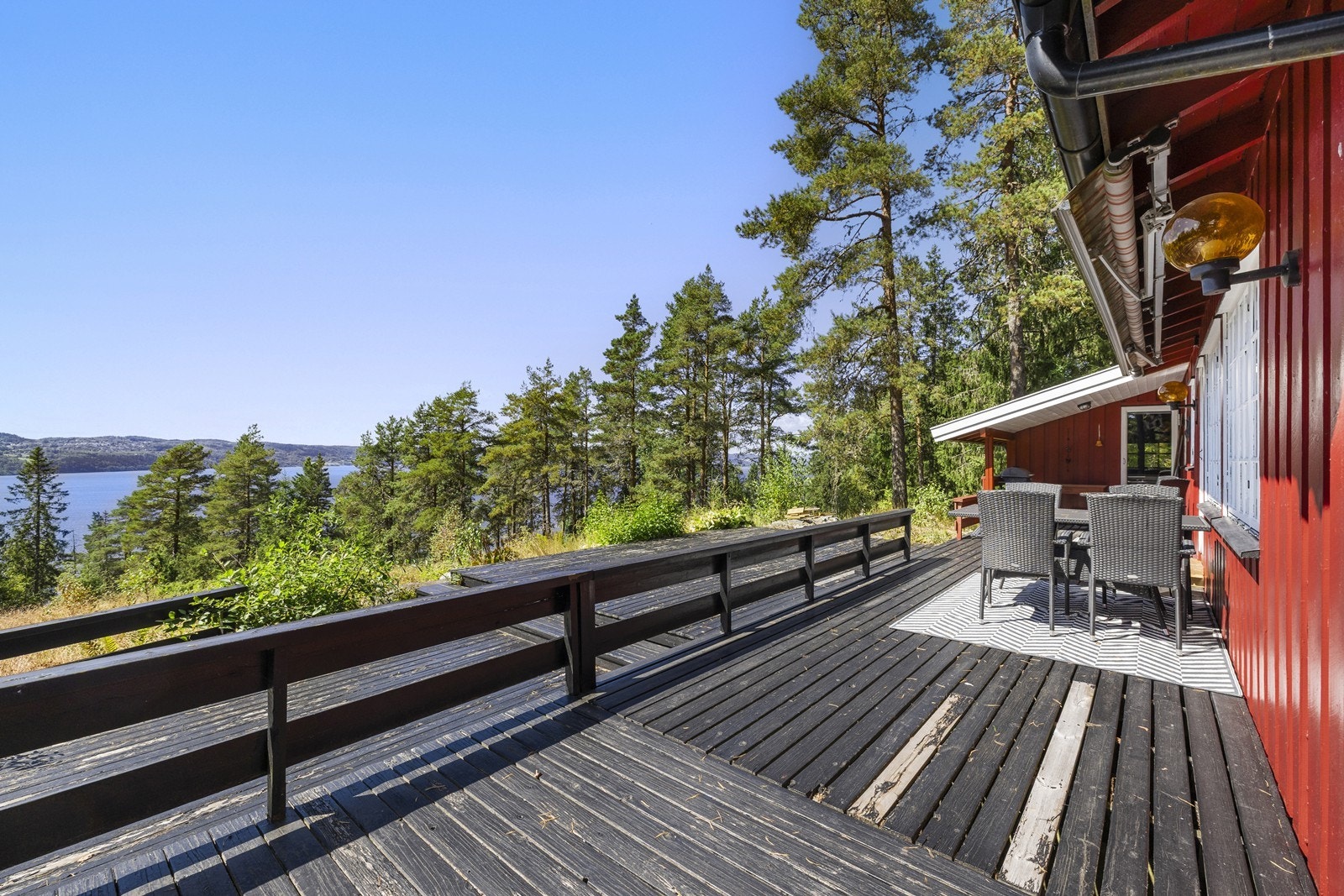 Her kan man enkelt finne en plass i solen gjennom hele dagen eller trekke seg tilbake til skyggen på varme sommerdager. Galleribilde