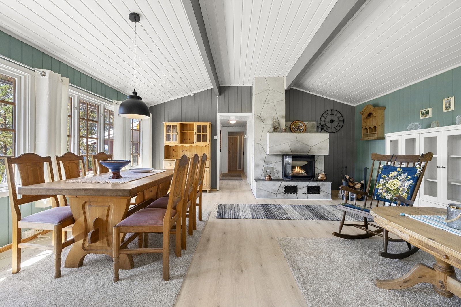 Rommet har god plass til både en romslig sofagruppe og et stort spisebord hvor familie og venner kan samles til måltider og hyggelige sammenkomster. Galleribilde