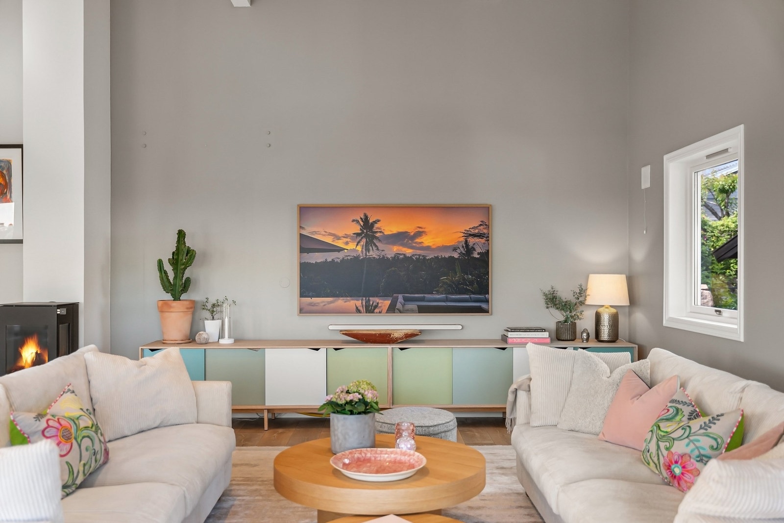 Gjennomgående malte flater og downlights i deler av himlingen. Galleribilde