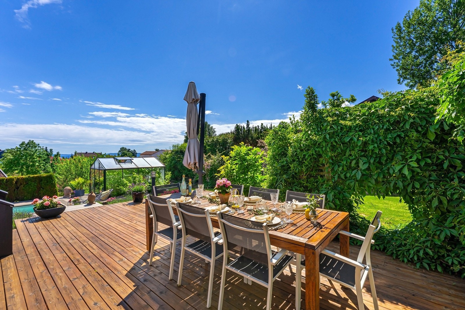 Videre adkomst til en stor terrasse på 75 m² med svømmebasseng. Galleribilde