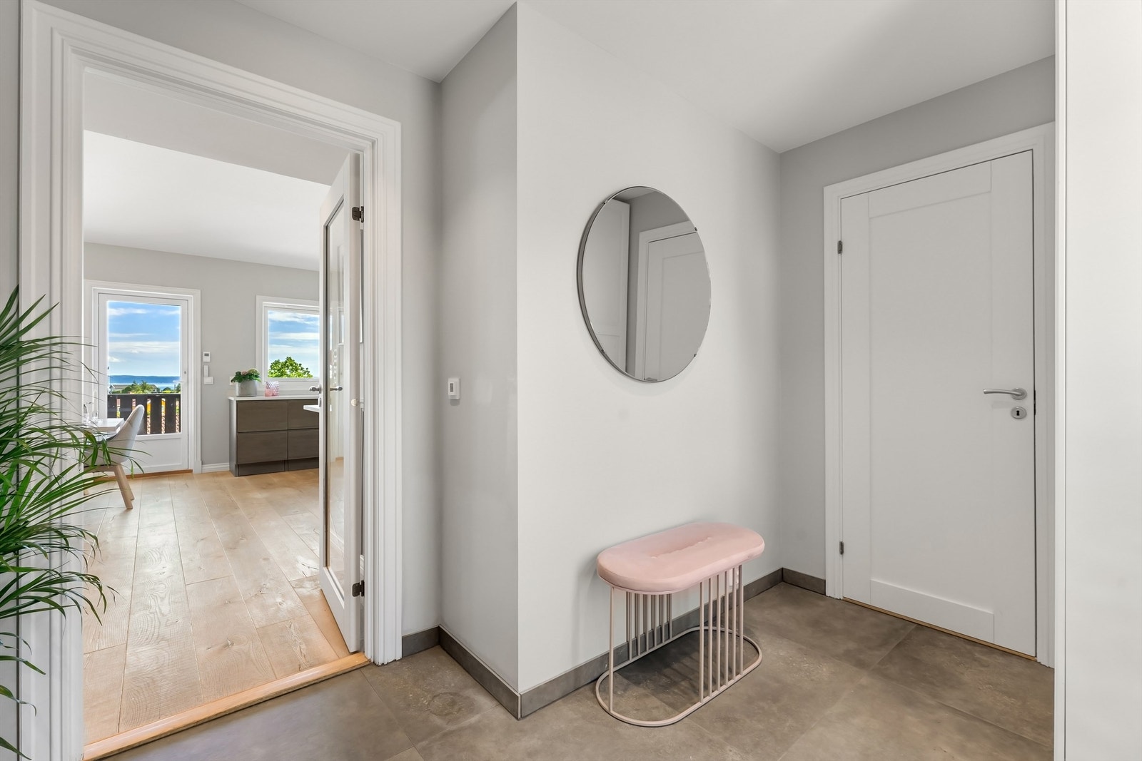 Fra entréen er det inngang til toalettrom og åpen løsning mot stue og kjøkken. Galleribilde
