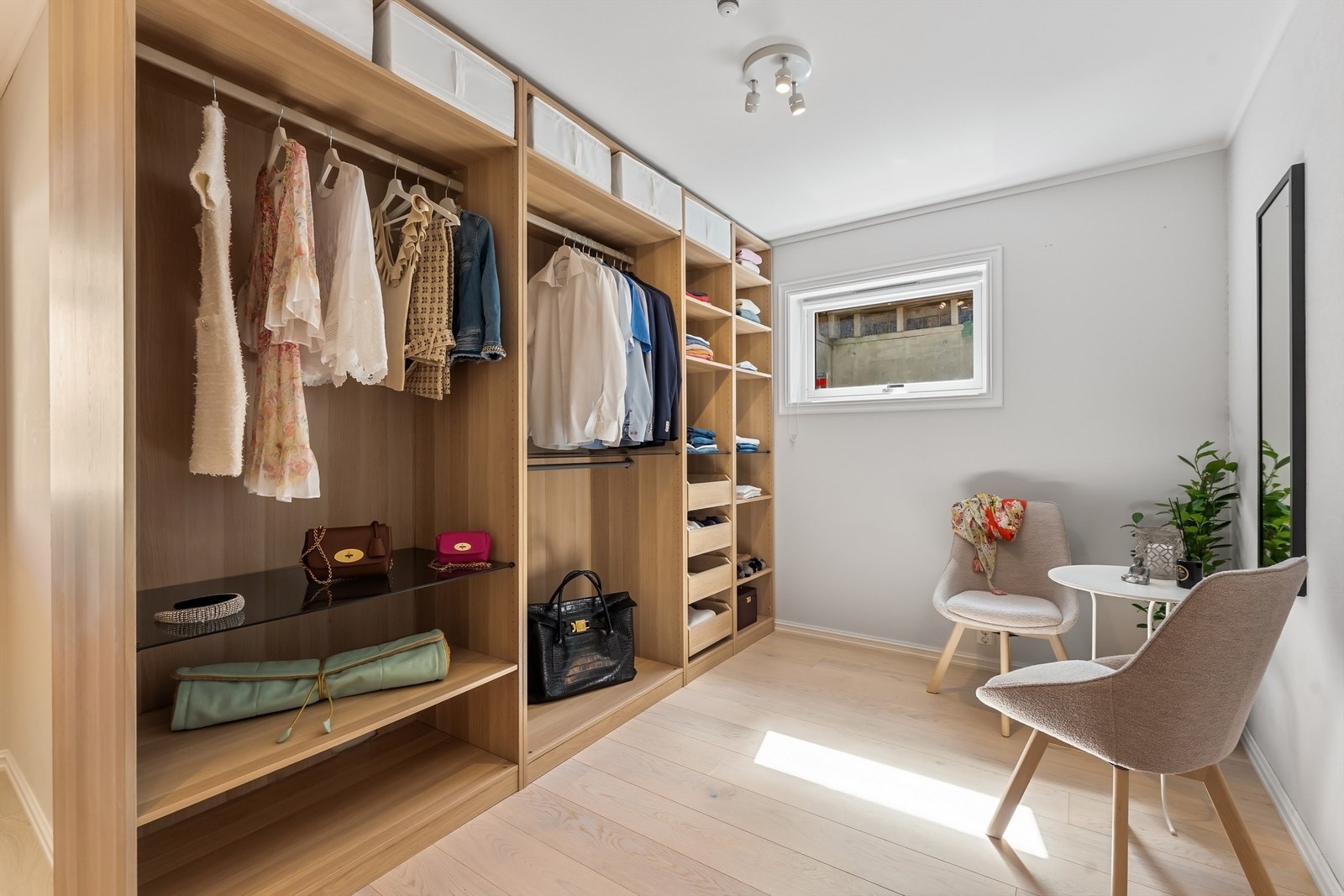 Innredet rom i underetasjen, her benyttet som garderobe. Galleribilde