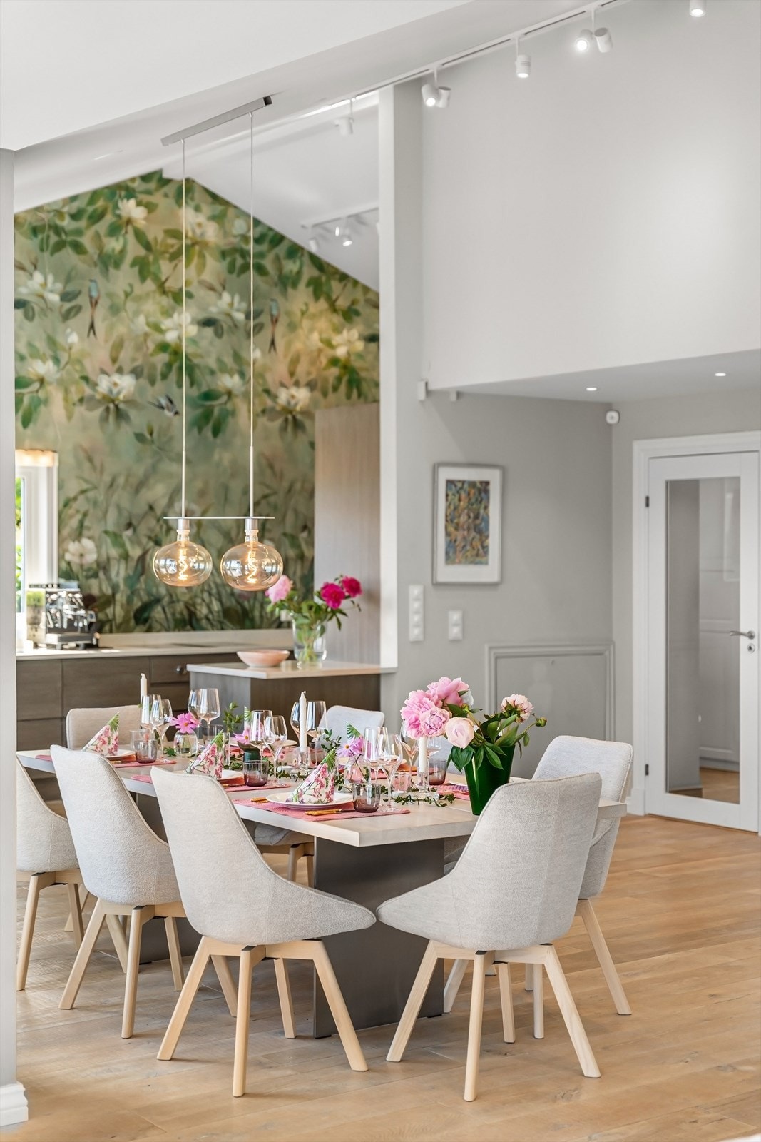Spisestuen har god plass til langbord for større selskaper. Galleribilde