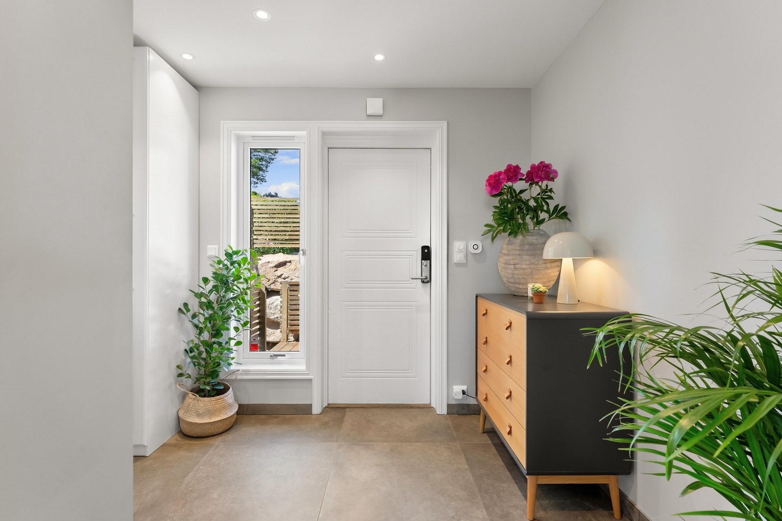 Entré i første etasje med fliser på gulv, gulvvarme og downlights i himling. Galleribilde