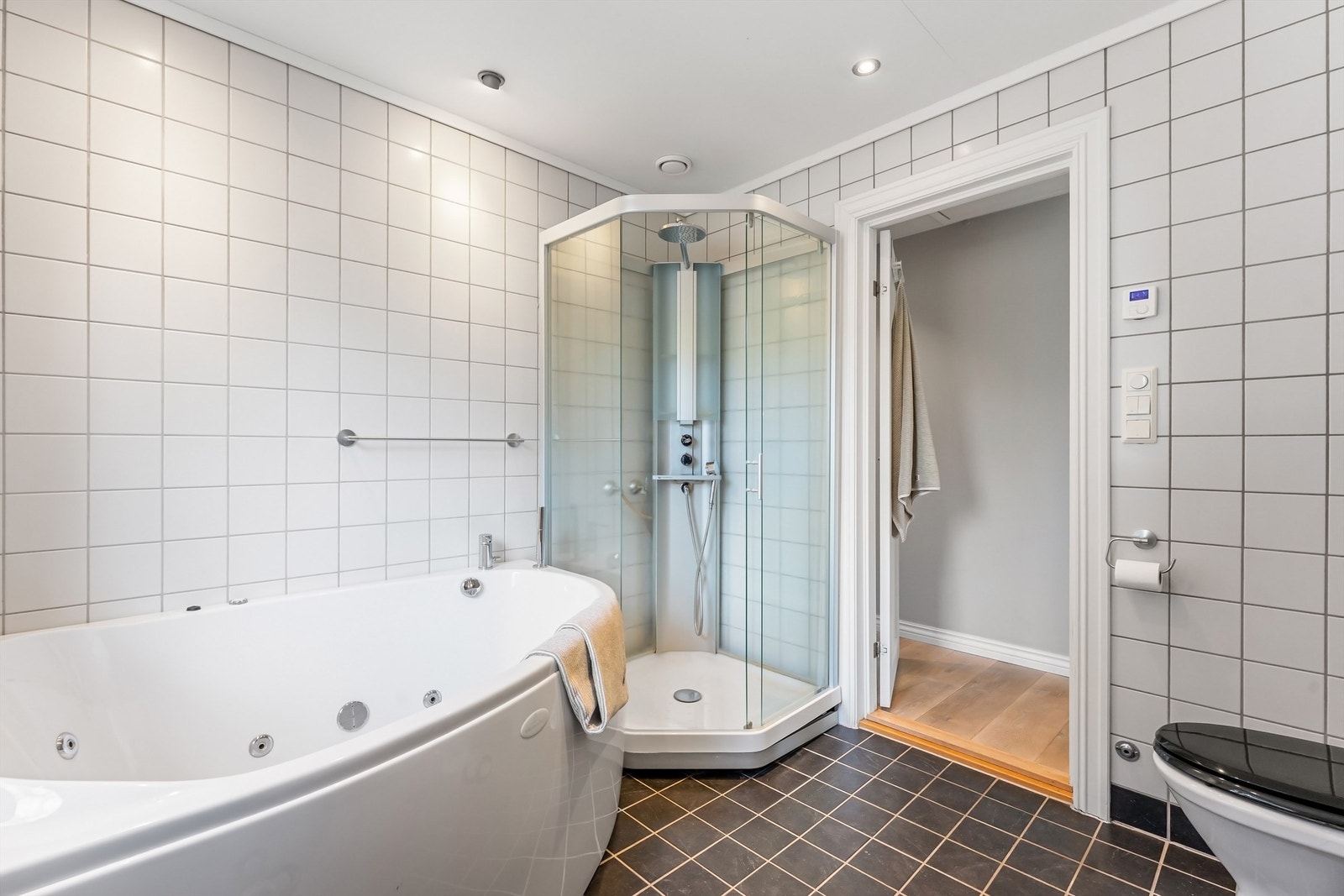 Badet har flislagt gulv med varme og mekanisk avtrekksventil i himling. Galleribilde