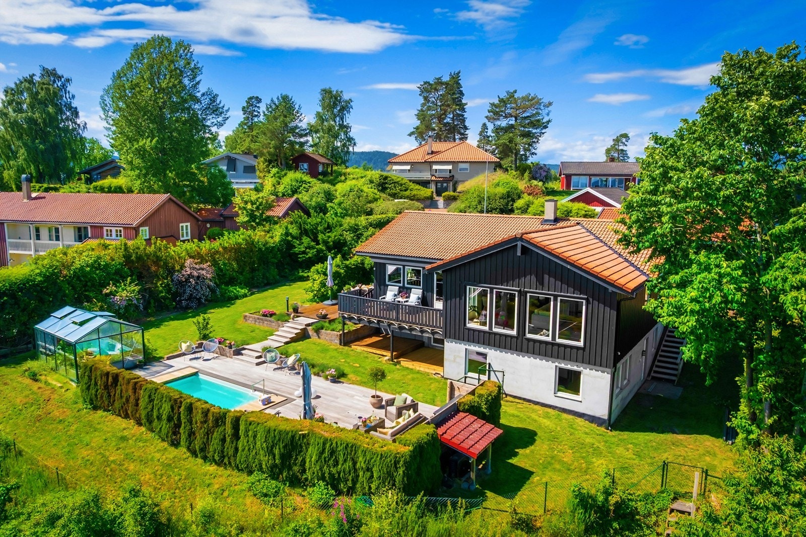 Yttervegger med stående trekledning og pussede flater. Galleribilde
